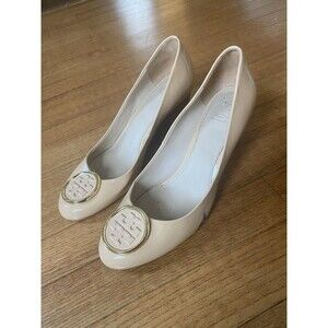 Tory Burch Cream Patent Leather Twiggie Medallion Pump Wedge Heels 8.5 FLAW READ